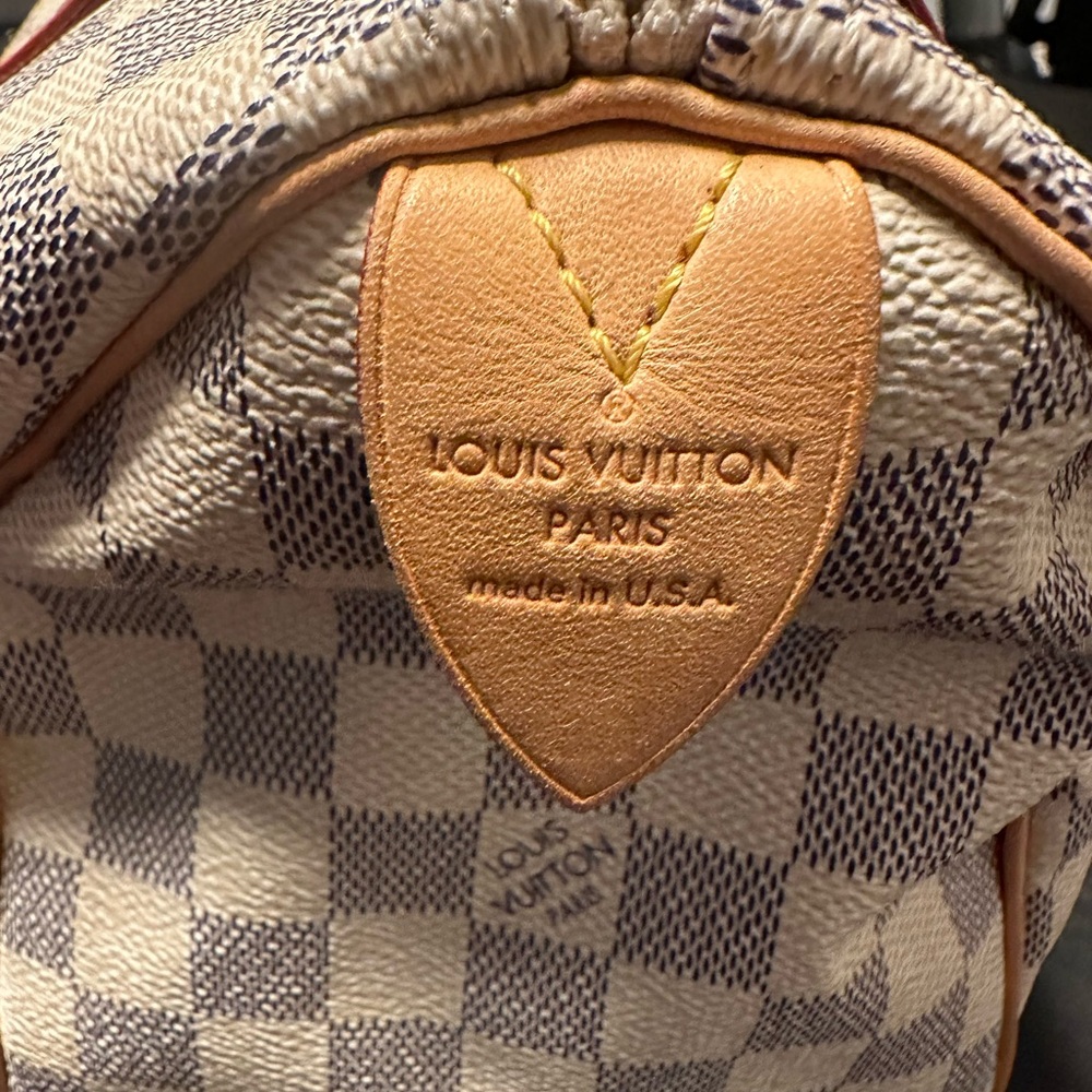 Louis Vuitton 
Damier Azur
Speedy 25